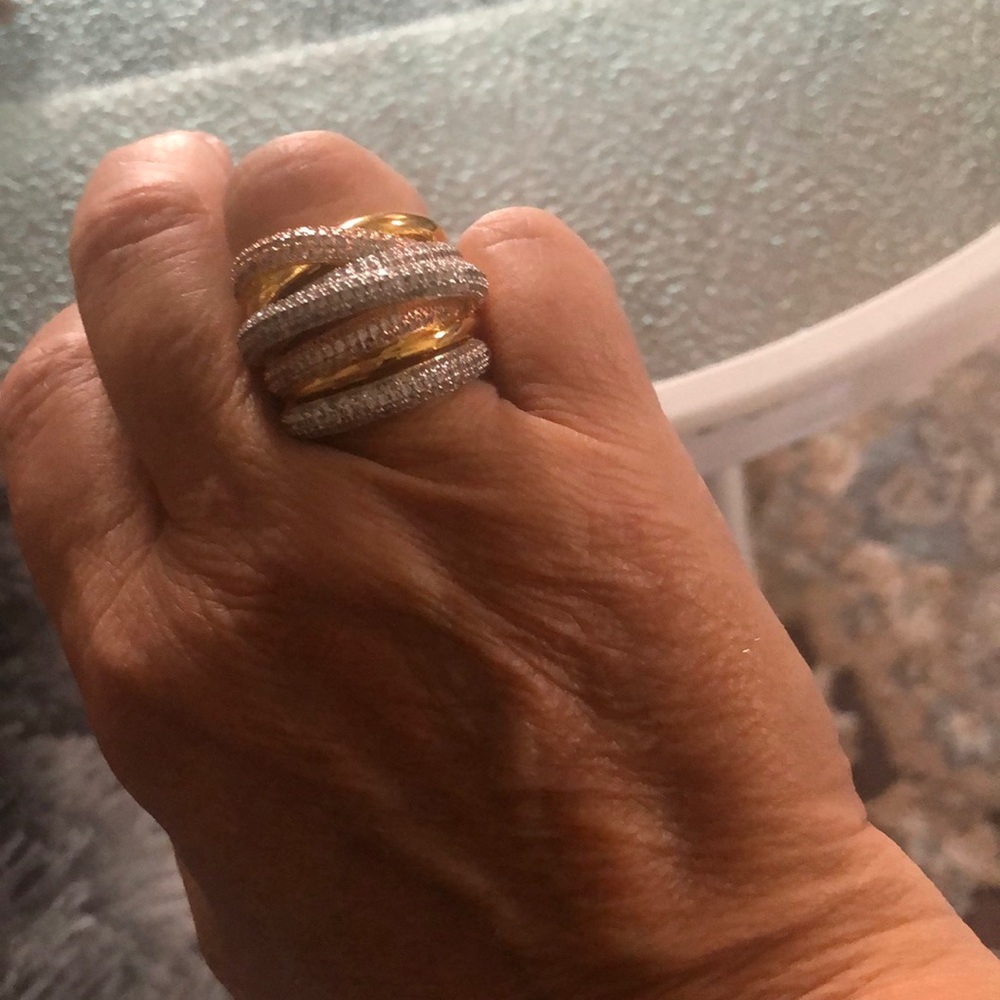 Women’s diamond ring